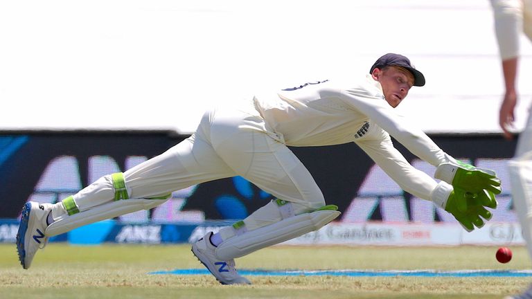 Jos Buttler también está mal, con Jonny Bairstow manteniendo el portillo