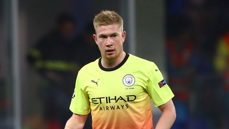 Kevin De Bruyne disfruta el partido en Anfield