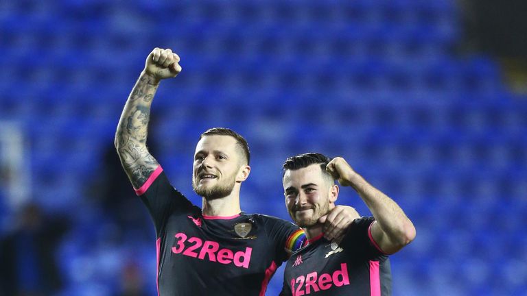 Liam Cooper y Harrison celebran la victoria de Leeds