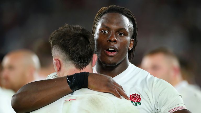 Maro Itoje abraza a Tom Curry luego de la derrota de Inglaterra ante Sudáfrica