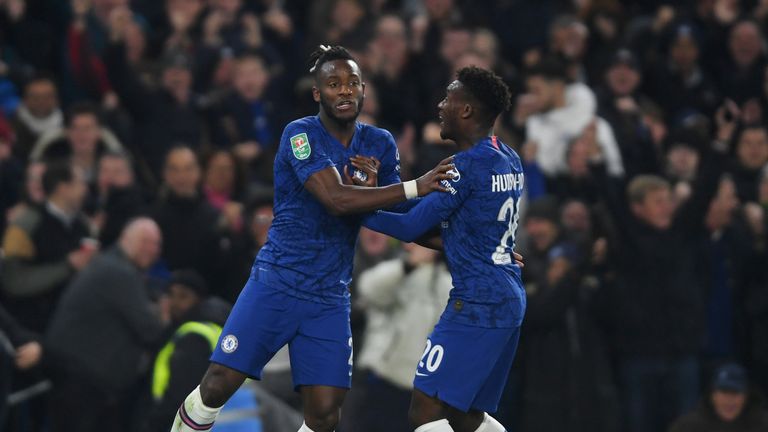 Michy Batshuayi (L) anotó en la segunda mitad durante la derrota 2-1 de la Copa Carabao del Chelsea ante el Manchester United el miércoles