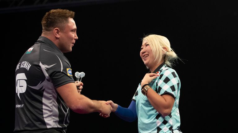 Gerwyn Price elogió a Mikuru Suzuki después de comenzar su defensa de Grand Slam con una victoria sobre el as japonés