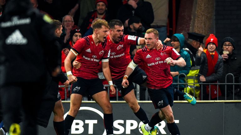 Munster celebrate Keith Earls' try at the end of the first period 