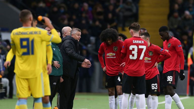 Ole Gunnar Solskjaer habla a sus jugadores durante un descanso en el Astana Arena