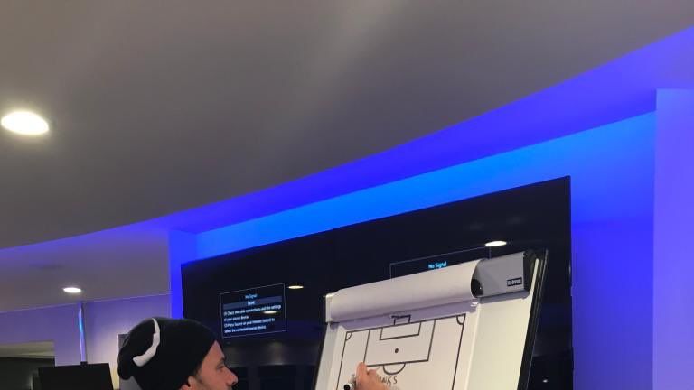 Mauricio Pochettino escribe su mensaje de despedida a los jugadores del Tottenham (Crédito: Twitter: @jesus_perez)