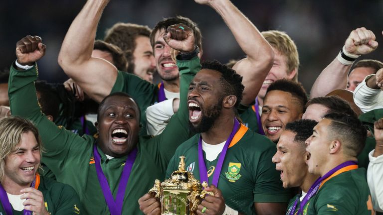 Siya Kolisi, da África do Sul, comemora com o Troféu Webb Ellis após a final da Copa do Mundo de Rugby de 2019 entre Inglaterra e África do Sul