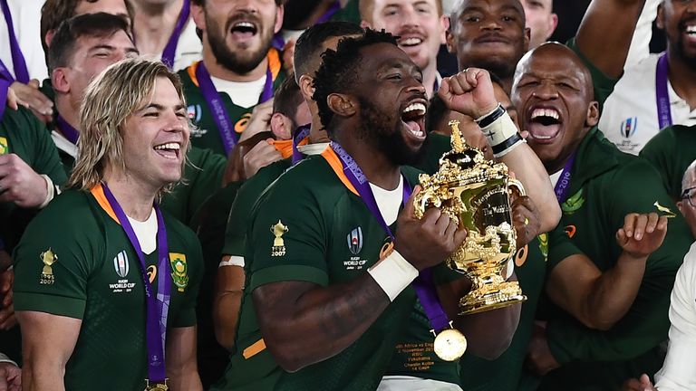 La capitana de Sudáfrica, Siya Kolisi, levanta la Copa Webb Ellis mientras celebran ganar la final de la Copa Mundial de Rugby de Japón 2019