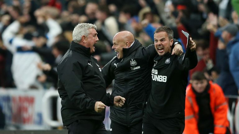 Bruce celebra la victoria por 1-0 del Newcastle sobre el Manchester United en St James ' 