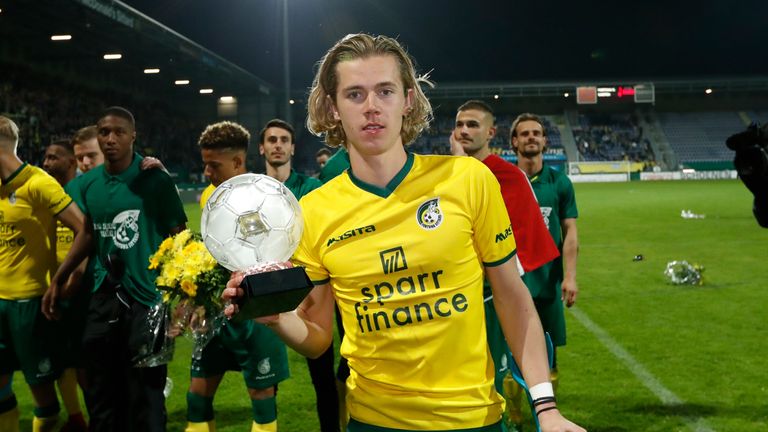 Cantwell con el trofeo después de ganar la promoción con Fortuna Sittard