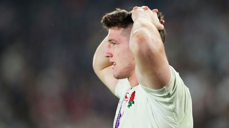 Tom Curry luchó para tener un impacto en el No 8 para Inglaterra en su derrota ante Francia