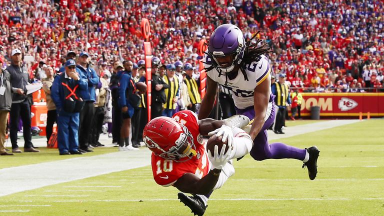 Tyreek Hill anotó el touchdown de apertura con un sorprendente agarre