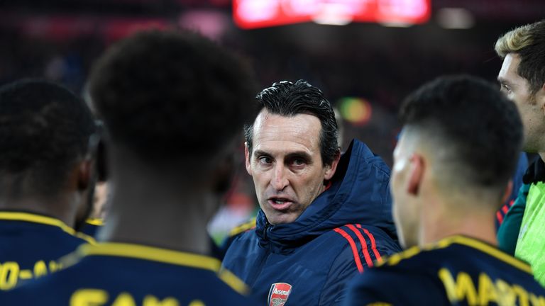 Unai Emery da instrucciones a sus jugadores en Anfield