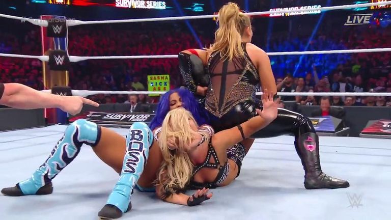 Sasha Banks y Natalya obligaron a Toni Storm a hacer tapping, pero las mujeres de NXT continuaron obteniendo una gran victoria