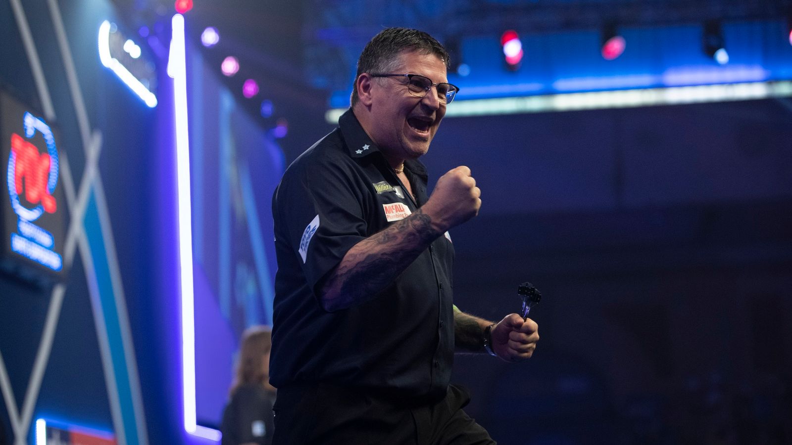 Gary Anderson survives a major scare to progress to World Darts