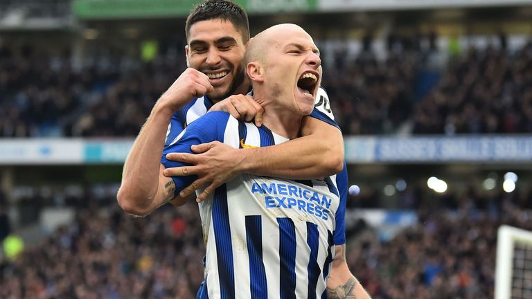 Aaron Mooy celebra después de duplicar el liderazgo de Brighton