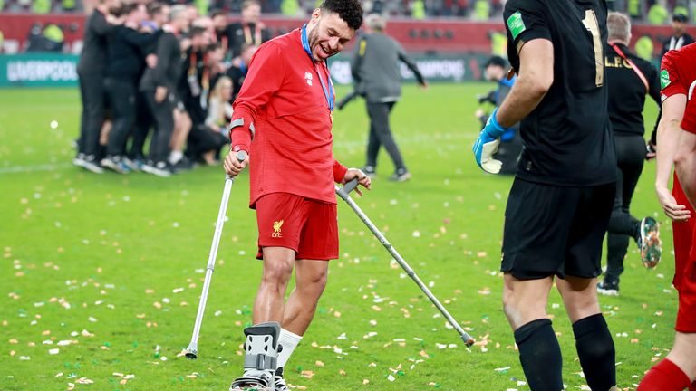 Alex Oxlade-Chamberlain celebra la victoria del Liverpool a pesar de su lesión