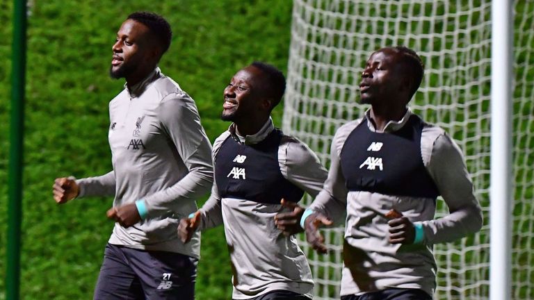 Divock Origi, Naby Keita y Sadio Mane entrenan antes de la semifinal de la Copa Mundial de Clubes de Liverpool el miércoles