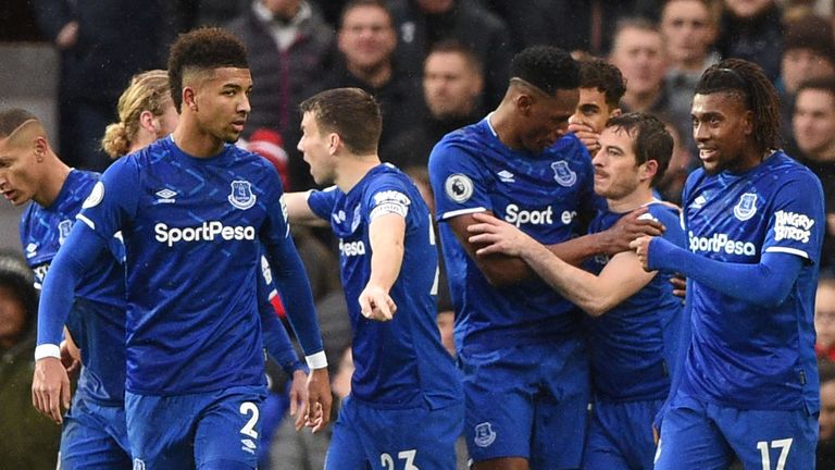 Everton celebra después del gol de Lindelof