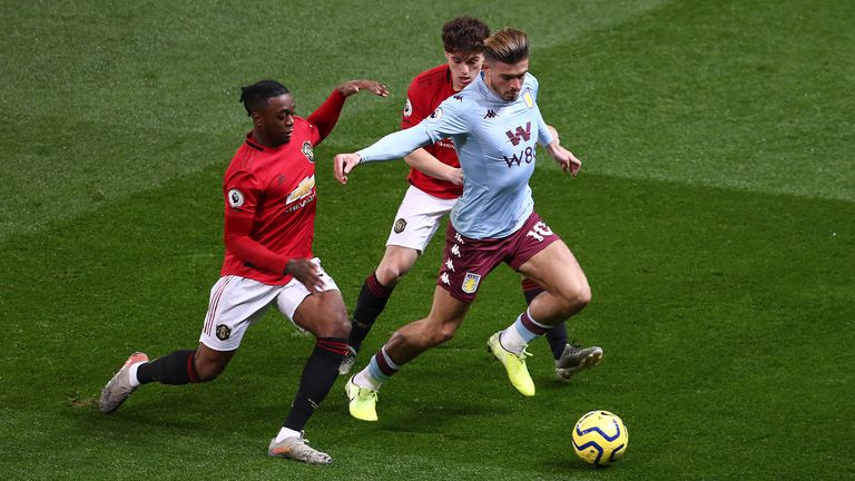 Grealish intenta evadir al dúo del Manchester United Aaron Wan-Bissaka y Daniel James