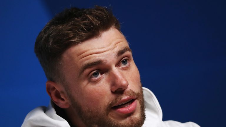 Kenworthy se ha convertido en un modelo LGBT en el deporte después de salir públicamente como gay en octubre de 2015