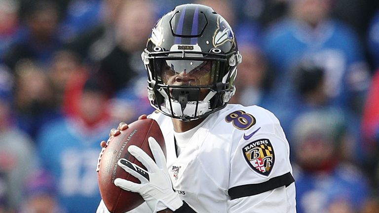 El mariscal de campo de los Baltimore Ravens, Lamar Jackson, tiene 1,017 yardas terrestres y siete touchdowns terrestres en lo que va de la temporada.