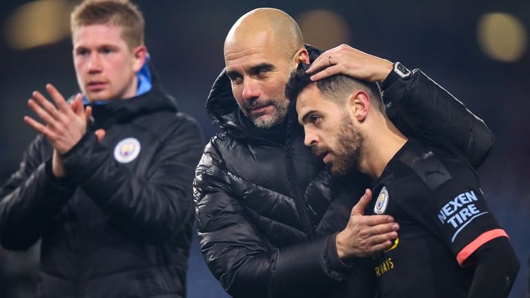 Pep Guardiola debe decidir si opta por Riyad Mahrez o Bernardo Silva (en la foto) el sábado