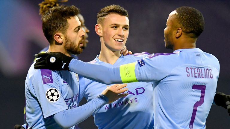Phil Foden del Manchester City celebra su gol contra el Dinamo Zagreb
