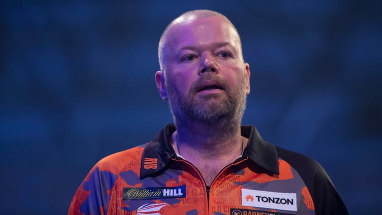 Raymond van Barneveld se cayó del PDC World Championship el sábado por la noche