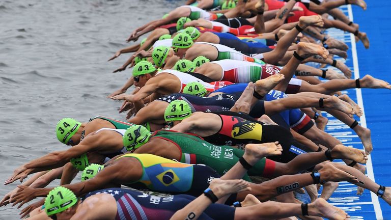 Triatletas compiten durante el evento de prueba para los Juegos Olímpicos de Tokio 2020