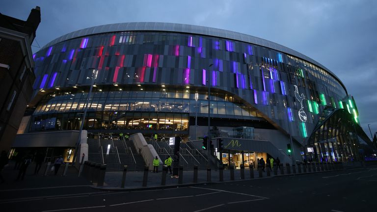 El estadio Tottenham Hotspur se iluminó nuevamente en colores del arco iris