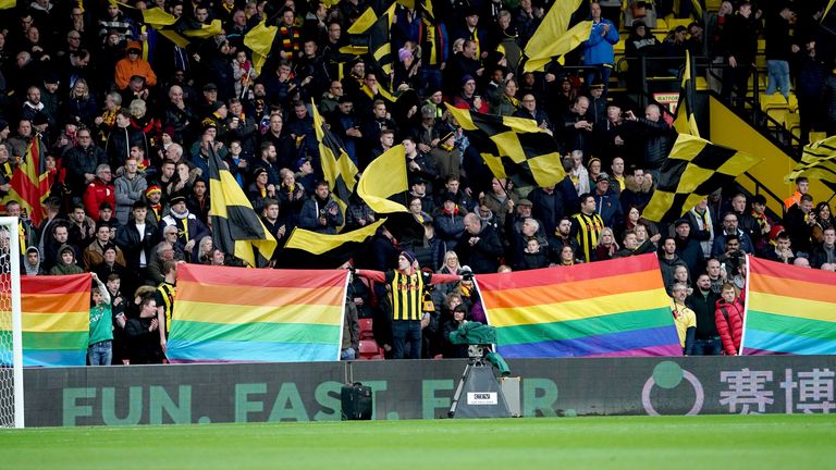 Los fanáticos de Watford sostienen banderas de Orgullo antes del partido contra Crystal Palace