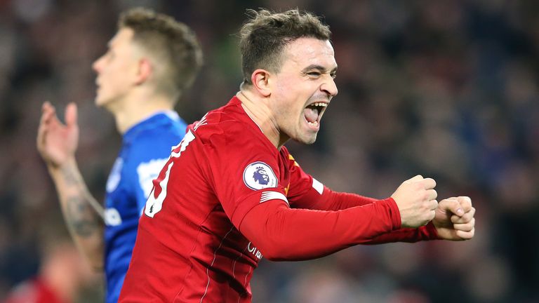 Xherdan Shaqiri celebra que el Liverpool restableció su liga de ocho puntos