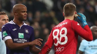 Image of Vincent Kompany consoles Simon Mignolet after Anderlecht fans threw a flare at the Club Brugge goalkeeper