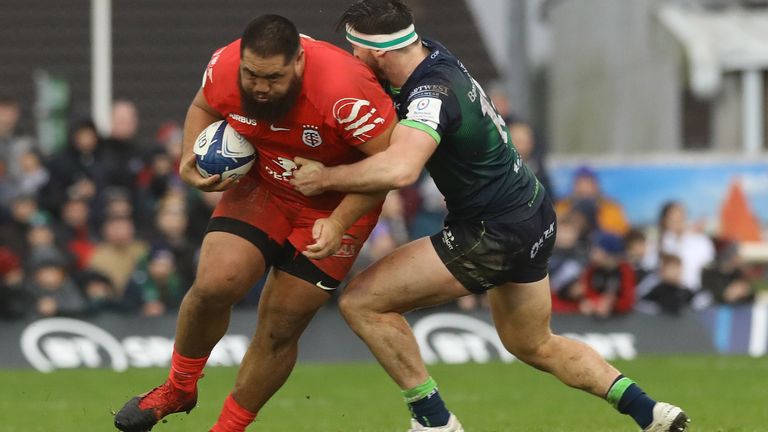 Charlie Faumuina lleva fuerte por Toulouse