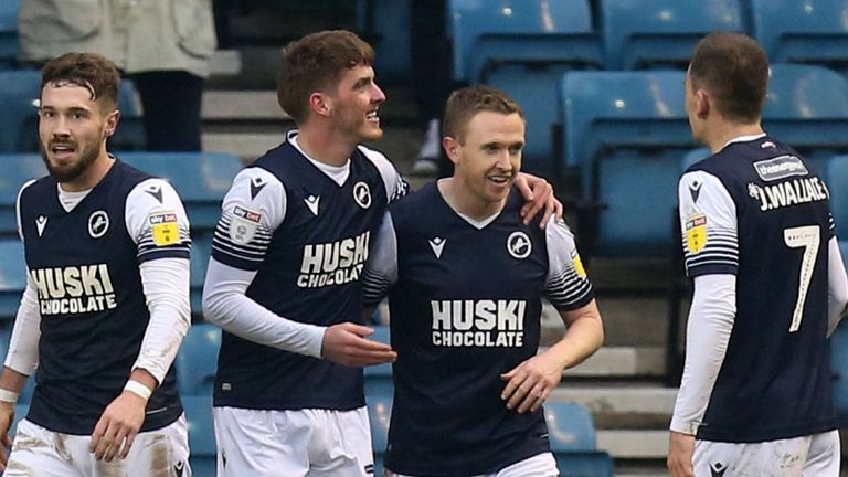 Connor Mahoney (izquierda) celebra el segundo gol de Millwall contra Luton Town
