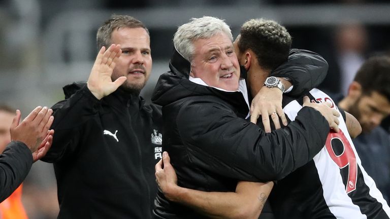 Joelinton del Newcastle United celebra el cuarto gol de su equipo 