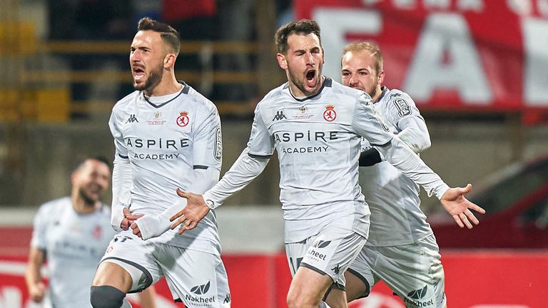 Julen Castaneda celebra con sus compañeros de equipo después de marcar el primer gol de su equipo