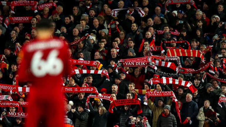 Los fanáticos del Liverpool muestran su apoyo antes del inicio