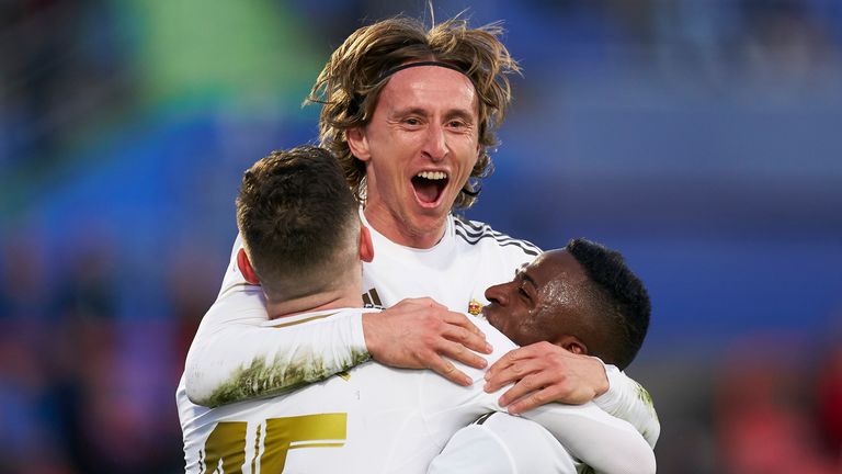 Luka Modric celebra su gol con sus compañeros de equipo mientras el Real extiende su ventaja