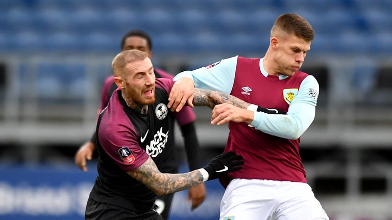 Johann Berg Gudmundsson (derecha) se lesionó en la victoria de la Copa FA sobre Peterborough