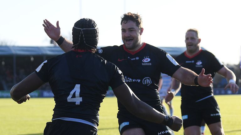 Maro Itoje y Brad Barritt celebran