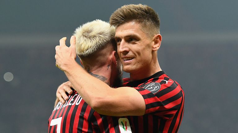 Samuel Castillejo celebra el segundo gol del AC Milan con Krzysztof Piatek