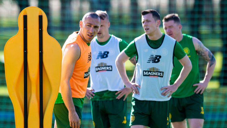 Celtic's Scott Brown y Callum McGregor durante una sesión de entrenamiento en Dubai