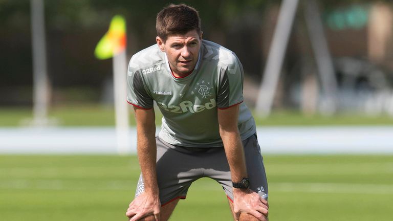 Steven Gerrard lidera el entrenamiento de los Rangers en Dubai