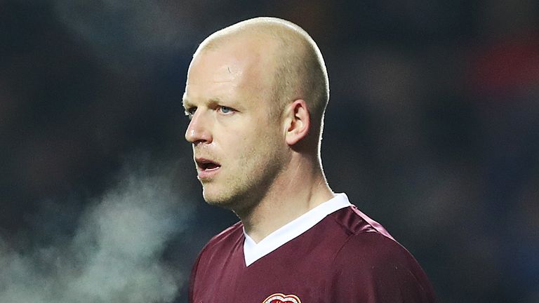 El delantero Steven Naismith dice que está contento de aceptar el recorte salarial del 50 por ciento