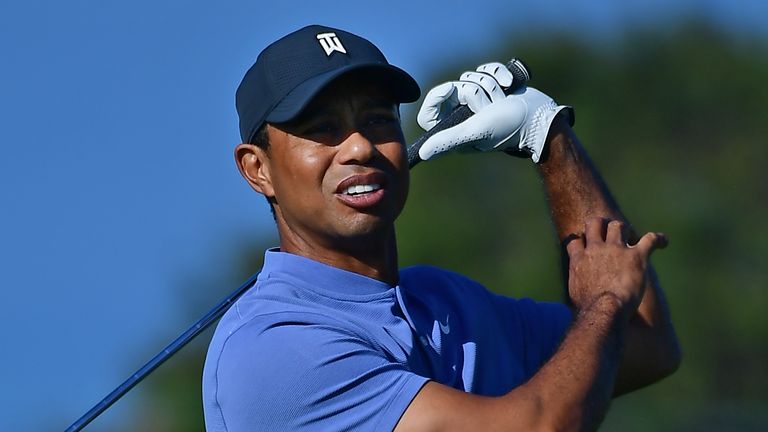 Tiger Woods se recuperó de un comienzo nervioso para disparar un 69