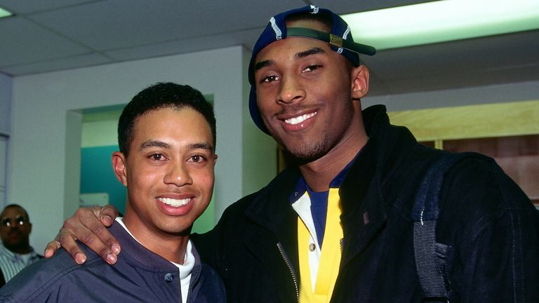 Un joven Tiger Woods con Bryant en 1997