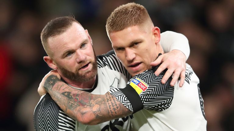 Rooney celebra con Martyn Waghorn, quien marcó el gol ganador