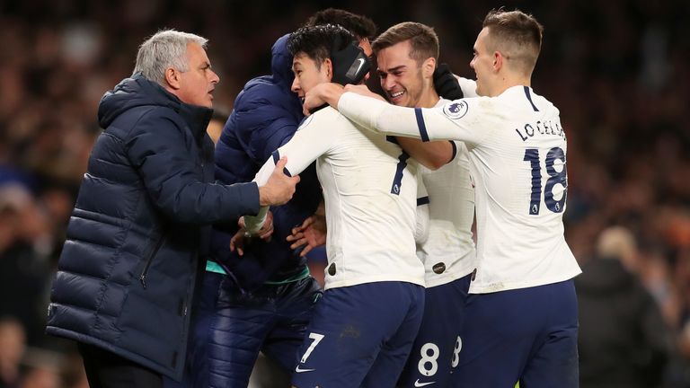 Heung-Min Son celebra con Jose Mourinho y  sus compañeros