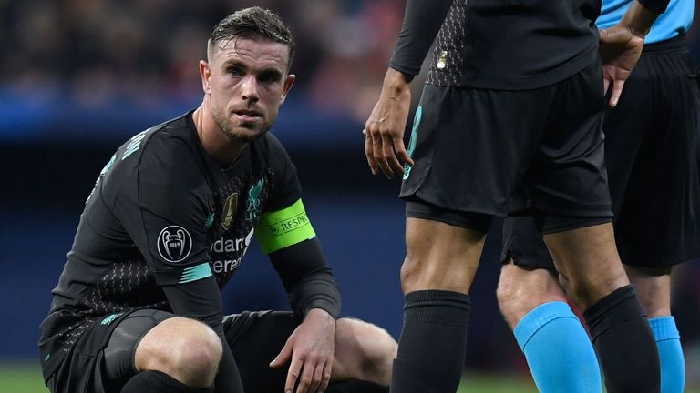 El capitán del Liverpool Jordan Henderson fue expulsado con una lesión tarde